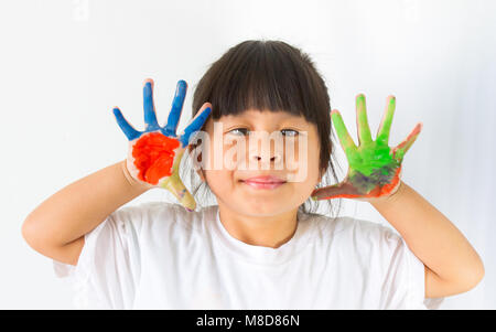 Bambina con le mani di vernice su bianco Foto Stock