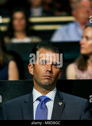 Cleveland, Ohio, USA, luglio 18, 2016 Donald Trump Jr si siede nella famiglia area con posti a sedere in Quicken Sports Arena durante la Nazionale Repubblicana Nominating Convenzione Credito: Mark Reinstein/MediaPunch Foto Stock