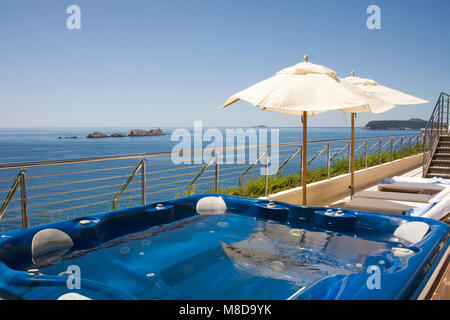 Vista sul mare dalla vasca idromassaggio sulla terrazza dell'albergo a Dubrovnik, Croazia Foto Stock
