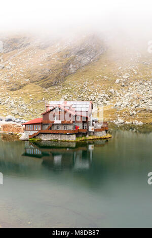 Lago Balea, montagna Fagaras, Carpazi, villaggio Cartisoara, distretto di Sibiu, Transilvania, Romania Foto Stock