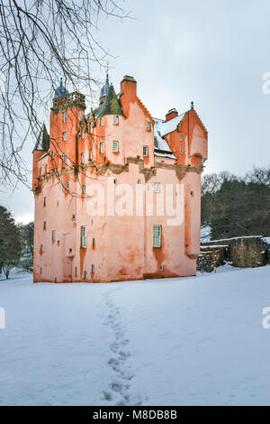 Castello di Craigievar ABERDEENSHIRE IN SCOZIA Un percorso attraverso il profondo neve invernale conduce alla fortezza di rosa Foto Stock