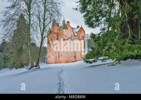 Castello di Craigievar ABERDEENSHIRE IN SCOZIA Un percorso attraverso il profondo neve invernale conduce alla torre rosa Foto Stock