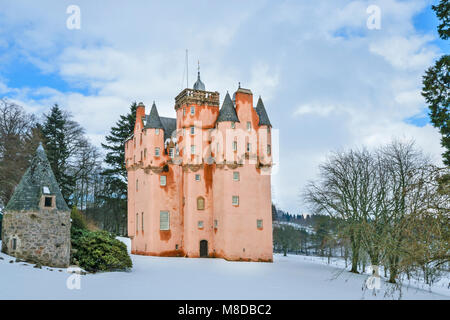 Castello di Craigievar ABERDEENSHIRE in Scozia la torre rosa circondato da neve invernale e sempreverdi alberi di pino Foto Stock