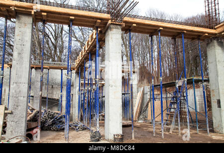 Rafforzare le fondamenta del secondo piano della casa con rack di metallo. Il telaio in legno per il cassero di formatura Foto Stock