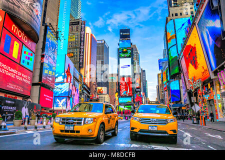 La città di NEW YORK, Stati Uniti d'America - 01 dicembre, 2013: Times Square,è un turista occupato intersezione di neon di arte e del commercio e che è un iconico Street di New York City Foto Stock