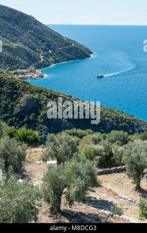 Guardando verso il basso sul porticciolo di Dafni sulla costa sud ovest della penisola di Athos, Macedonia, Grecia settentrionale Foto Stock