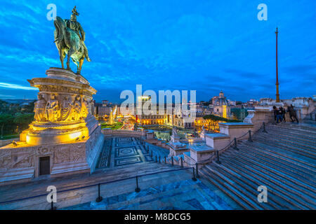 Vista di Roma con Piazza Venezia, la Colonna Traiana e il Quirinale. Roma, Italia. Foto Stock