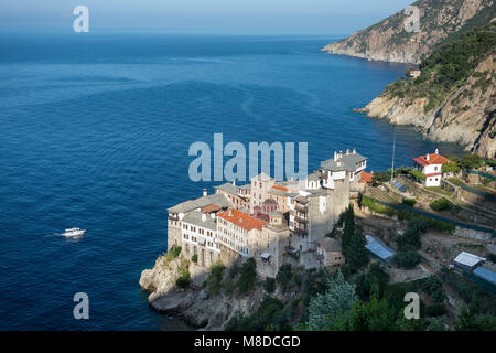 Guardando verso il basso sulla Osiou Gregoriou monastero sulla costa sud-occidentale della penisola di Athos, Macedonia, Grecia settentrionale Foto Stock