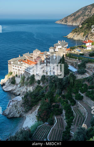 Guardando verso il basso sulla Osiou Gregoriou monastero sulla costa sud-occidentale della penisola di Athos, Macedonia, Grecia settentrionale Foto Stock