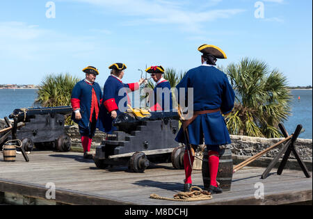 Sant Agostino, FL - Marzo 07, 2018: periodo-vestito volontari reinterpreta la cottura di un 6 pounder cannone sulla Matanzas Baia Foto Stock