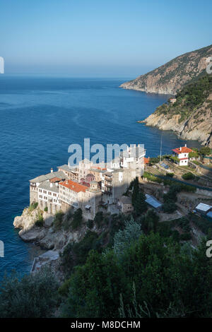 Guardando verso il basso sulla Osiou Gregoriou monastero sulla costa sud-occidentale della penisola di Athos, Macedonia, Grecia settentrionale Foto Stock