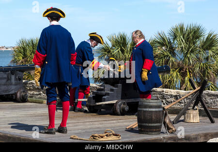 Sant Agostino, FL - Marzo 07, 2018: periodo-vestito volontari reinterpreta la cottura di un 6 pounder cannone sulla Matanzas Baia Foto Stock