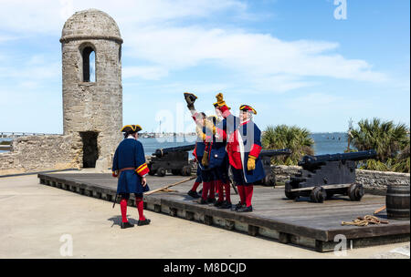 Sant Agostino, FL - Marzo 07, 2018: periodo-vestito volontari reinterpreta la cottura di un 6 pounder cannone sulla Matanzas Baia Foto Stock