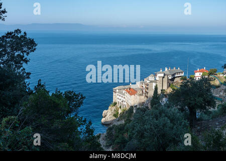 Guardando verso il basso sulla Osiou Gregoriou monastero sulla costa sud-occidentale della penisola di Athos, Macedonia, Grecia settentrionale Foto Stock