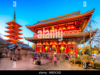 Vista notturna di Sensoji-ji Tempio di Asakusa, Tokyo, Giappone. Foto Stock