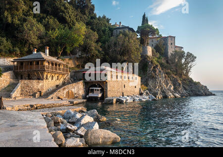 Osiou Gregoriou monastero visto dal suo piccolo porto. Sulla penisola di Athos, Macedonia, Grecia settentrionale Foto Stock