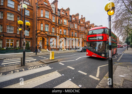 LONDON, Regno Unito - 26 gennaio 2017: Londo, modern double decker bus nel quartiere di Chelsea. Foto Stock