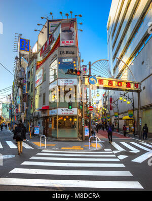 TOKYO, Giappone - 16 novembre 2014: Strett la vita dell'area Minato-Ku vicino a Shinbashi stazione JR. Foto Stock