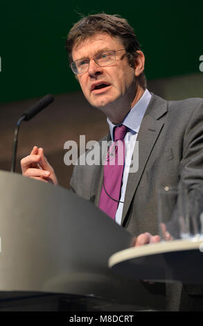 L'Rt Hon Greg Clark MP il Segretario di Stato per gli affari, di energia e di strategia industriale intervenendo alla conferenza NFU 2018 a Birmingham. Foto Stock