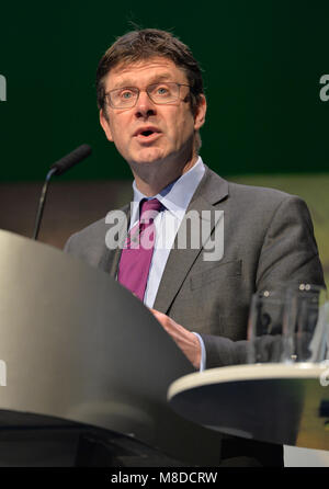 L'Rt Hon Greg Clark MP il Segretario di Stato per gli affari, di energia e di strategia industriale intervenendo alla conferenza NFU 2018 a Birmingham. Foto Stock