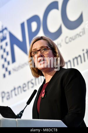 Home Secretary Ambra Rudd MP parla ai delegati al APCC & NPCC Vertice annuale 2017 a Londra. Foto Stock