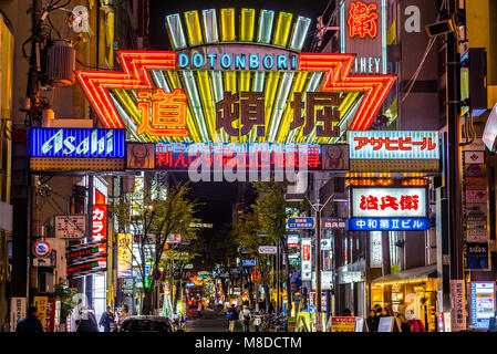 OSAKA, Giappone - 24 novembre 2014: folle a piedi sotto i segni di Dotonbori. Con una storia risalente al 1612, il distretto è ora uno dei di Osaka Foto Stock