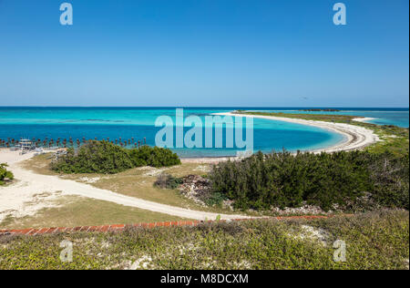 Una veduta aerea del Nord rivestimento rovine dock (sinistra) e la chiave a bussola (a destra) da Fort Jefferson, Dry Tortugas, Florida. Foto Stock