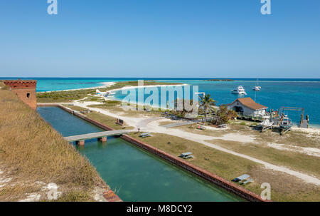 Una vista del dockhouse da Fort Jefferson, Parco Nazionale di Dry Tortugas, Florida Foto Stock