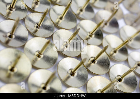 Una parete di Thumbtacks in una casella bianca - Angolo storto #2 Foto Stock