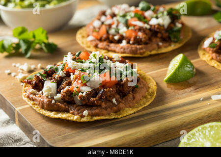 In casa Carni bovine e il formaggio Tostadas con lime e coriandolo Foto Stock