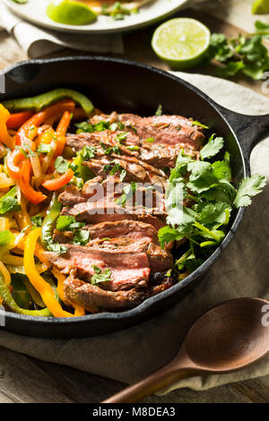 In casa la bistecca di manzo fajita con i peperoni e le cipolle Foto Stock