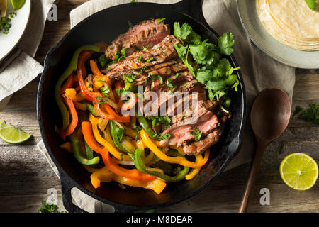 In casa la bistecca di manzo fajita con i peperoni e le cipolle Foto Stock