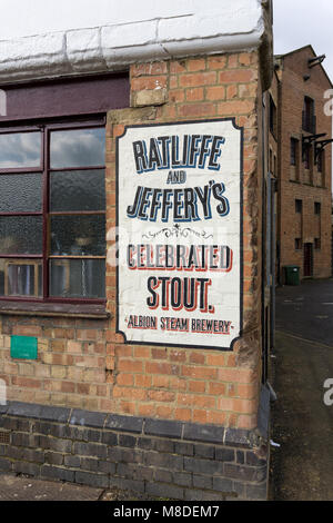 Segno pubblicità Ratliffe e Jeffery il celebrato stout sull'esterno dell'Albion Brewery bar, Northampton, Regno Unito Foto Stock