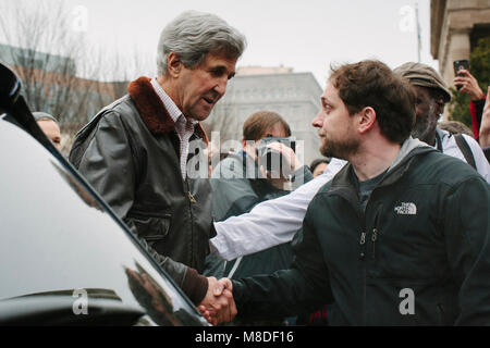 Ex Segretario di Stato John Kerry (sinistra) stringe la mano ad un uomo durante la donna marzo su Washington, 21 Gennaio 2017 Foto Stock