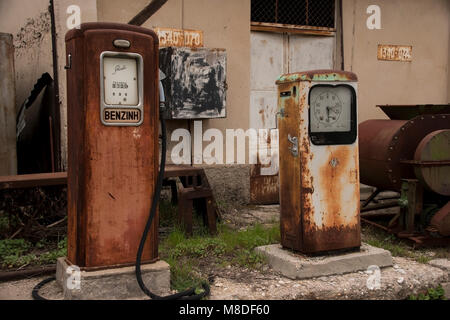 Vecchio arrugginito carburante benzin stazioni della pompa Foto Stock