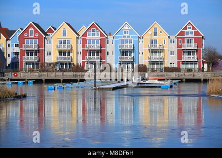 Coloratissima fila di case presso il fiume Ryck di Greifswald in Germania. Foto Stock