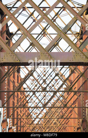 Treno astratto traliccio Supporti a ponte Foto Stock