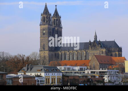 Magdeburger Dom (Cattedrale di Magdeburgo) visto dal ponte sul fiume Elba. Foto Stock