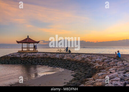 Sunrise watchers, Sanur Beach, Bali, Indonesia Foto Stock