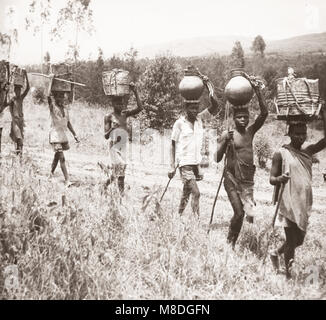 1940s East Africa - Uganda - portatori di acqua Ankole Foto Stock