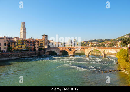 Ponte Pietra sul fiume Adige giornata di sole a Verona, Italia. Foto Stock