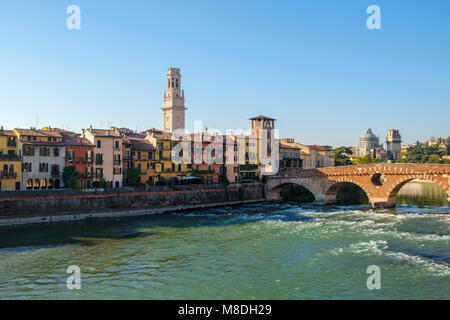 Ponte Pietra sul fiume Adige giornata di sole a Verona, Italia. Foto Stock