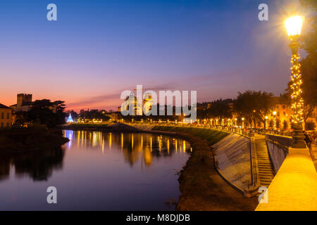 Verona di notte con il Dom Santa Maria Matricolare, Verona, Italia Foto Stock