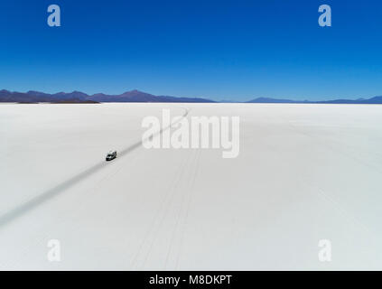 Veicolo per attività ricreative, viaggiando attraverso le saline, Salar de Uyuni, Uyuni, Oruro, Bolivia, Sud America Foto Stock