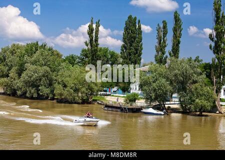 Imbarcazioni da diporto sul fiume Danubio ENTRO IL DELTA A VALLE DI TULCEA Foto Stock