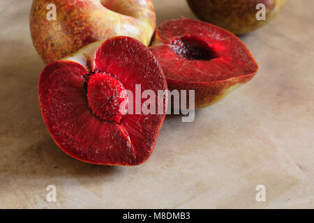 Anguria prugne una inusuale varietà con carne rossa e verde pelle sviluppato in Israele per soddisfare la domanda di frutti esotici nei mercati occidentali Foto Stock