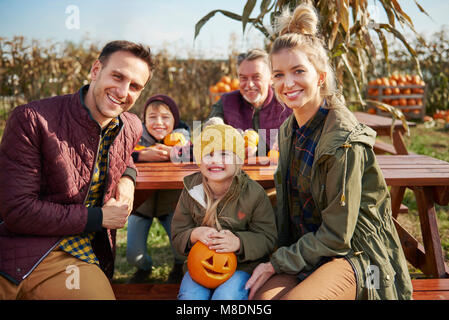 Ritratto di tre generazioni la famiglia a pumpkin patch Tavolo picnic Foto Stock