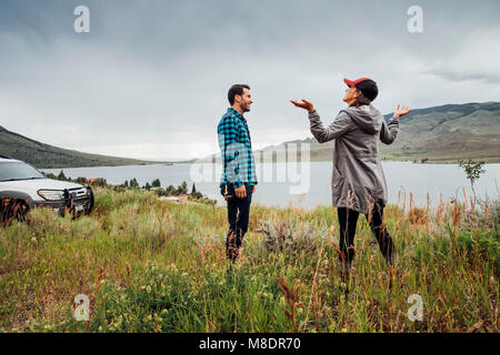 Matura in piedi accanto al serbatoio di Dillon, Silverthorne, Colorado, STATI UNITI D'AMERICA Foto Stock