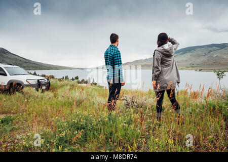 Matura in piedi accanto al serbatoio di Dillon, guardando a vista, Silverthorne, Colorado, STATI UNITI D'AMERICA Foto Stock