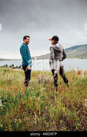 Matura in piedi accanto al serbatoio di Dillon, Silverthorne, Colorado, STATI UNITI D'AMERICA Foto Stock